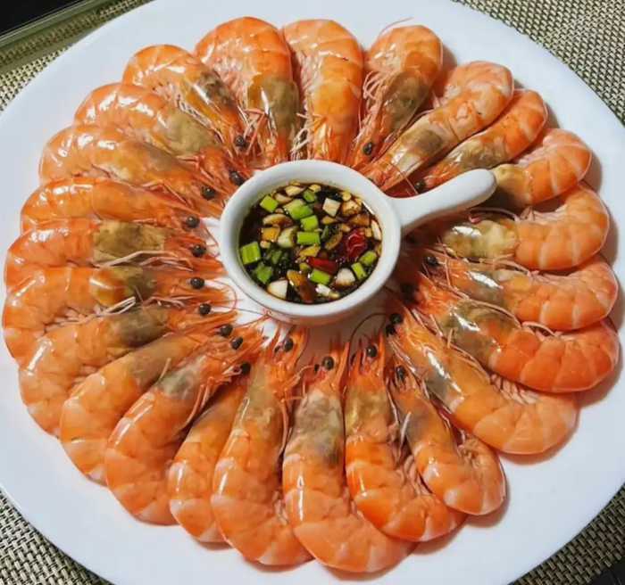 四川农村的宴席，600元一桌能吃16荤6素。