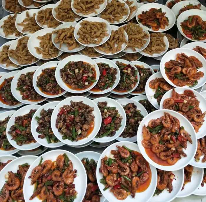 四川农村的宴席，600元一桌能吃16荤6素。